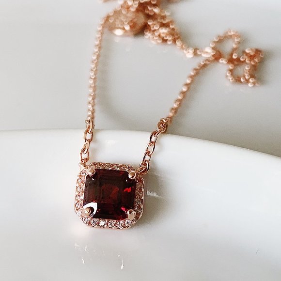henri bendel Jewelry - Henri Bendel Red crystal Necklace